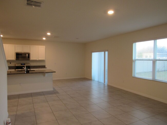 Building Photo - BEAUTIFUL 5 BEDROOM, 3 BATH SINGLE FAMILY ...