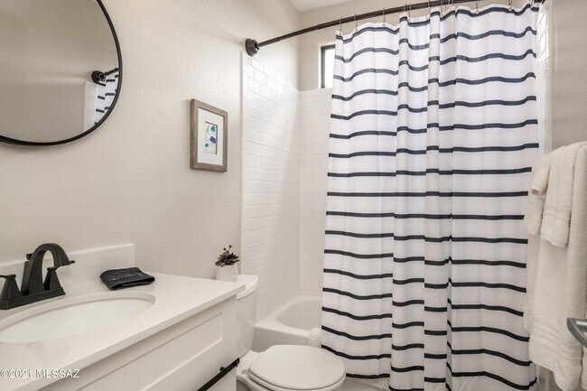 Building Photo - 6655 N Canyon Crest Dr
