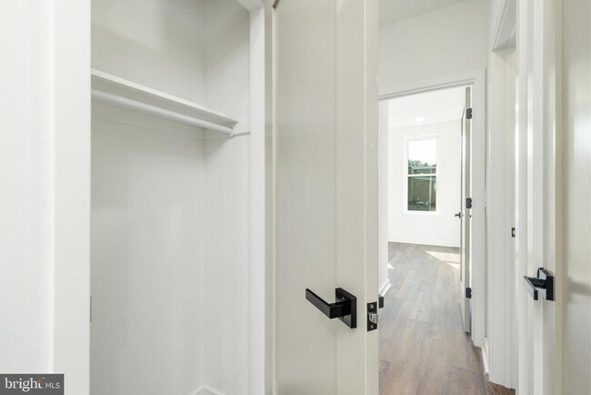 Building Photo - 608 S American St