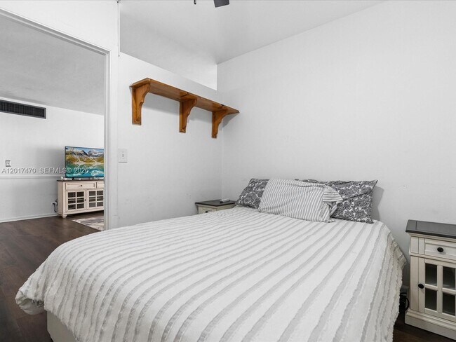 Building Photo - 5005 Collins Ave