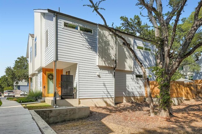Building Photo - 814 N Bluff Dr