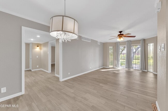 Building Photo - 350 Thunderbird Dr