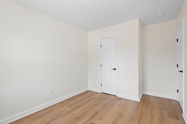 Building Photo - 40-40 Isabella St