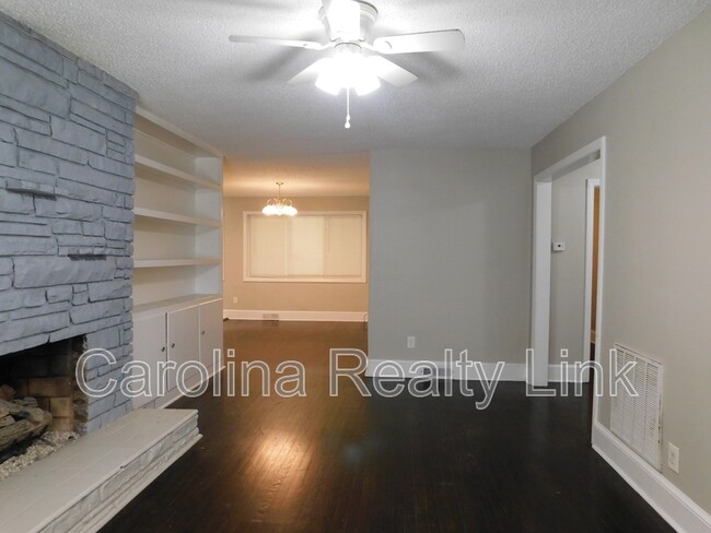 Building Photo - 411 Gray Dr