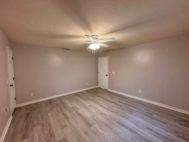 Building Photo - 53 Birchwood Dr