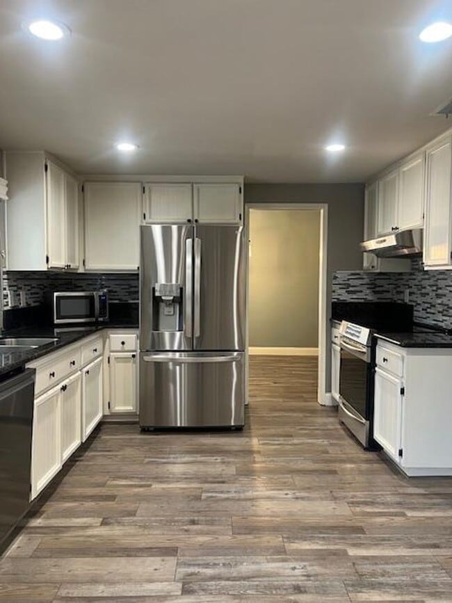 Building Photo - FAIR OAKS BEAUTY WITH POOL, SPA & SOLAR!!