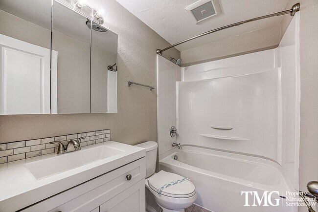 Building Photo - 2 BD Unit with Covered Deck