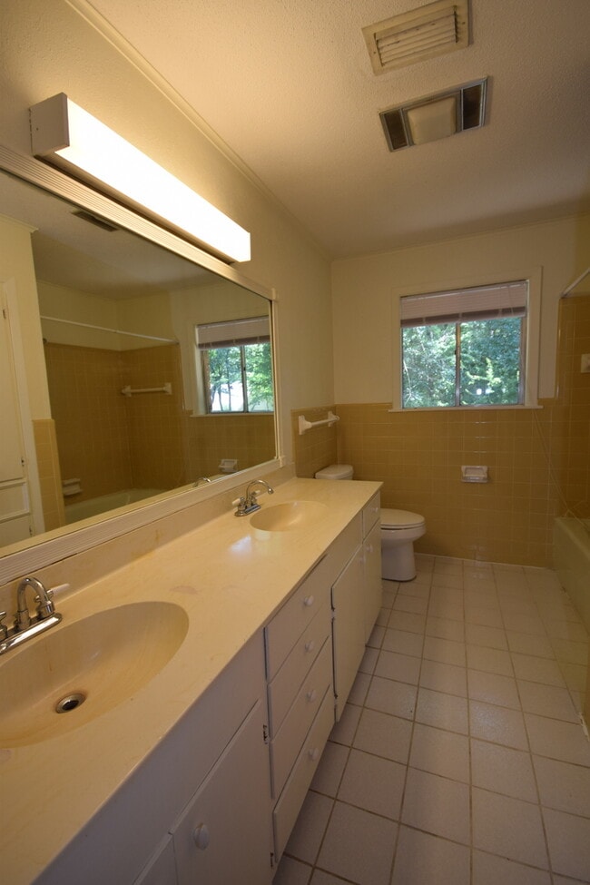 Building Photo - Spacious 3 Bedroom Home