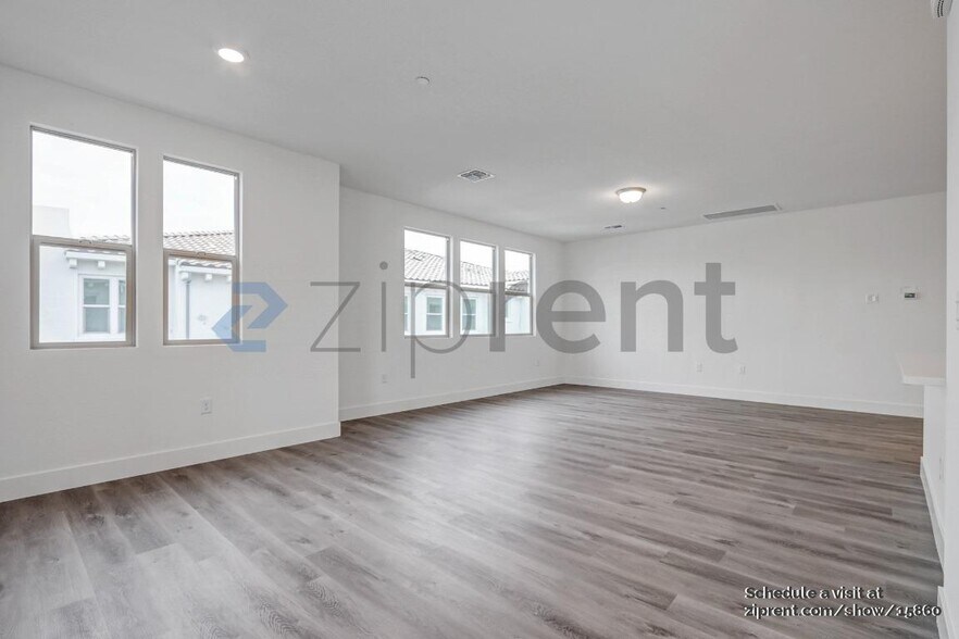 Building Photo - 5301 E Commerce Way