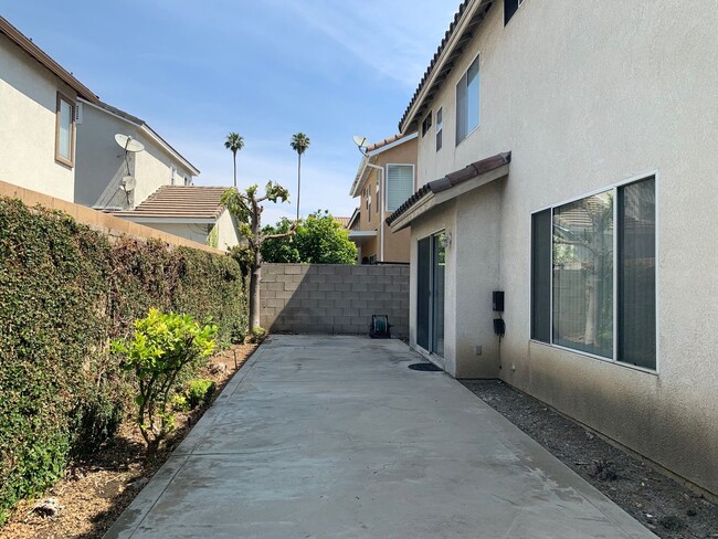 Building Photo - 4 bed / 3 bath house in Anaheim near Brook...