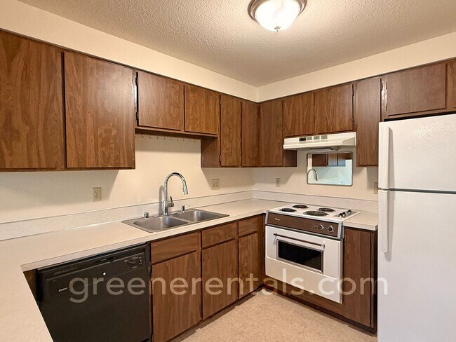 Building Photo - 2BD/1BA West Olympia Duplex