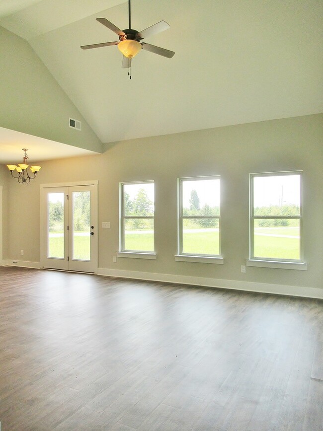 Building Photo - Home in Pleasant Grove... Available to View Now!!!