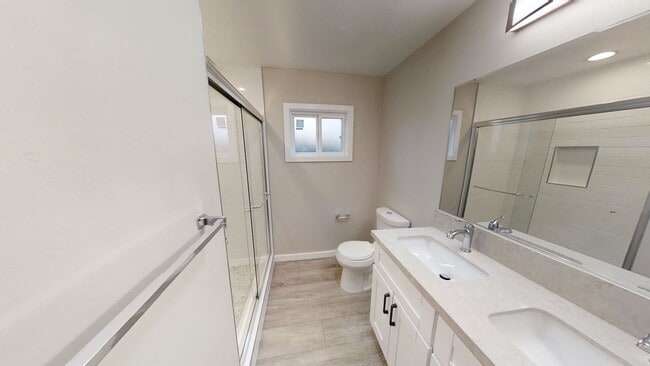 Building Photo - 7 BD, 3 BR. Spacious Yard!!