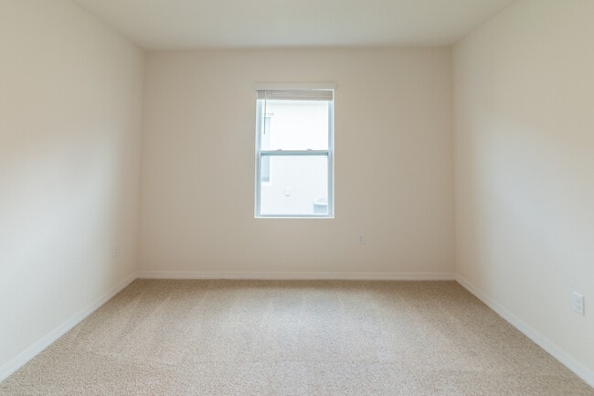 Building Photo - 462 St Georges Cir