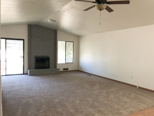 Building Photo - Spacious 3 Bedroom Condo