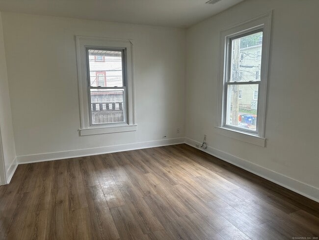 Building Photo - 107 Willow St