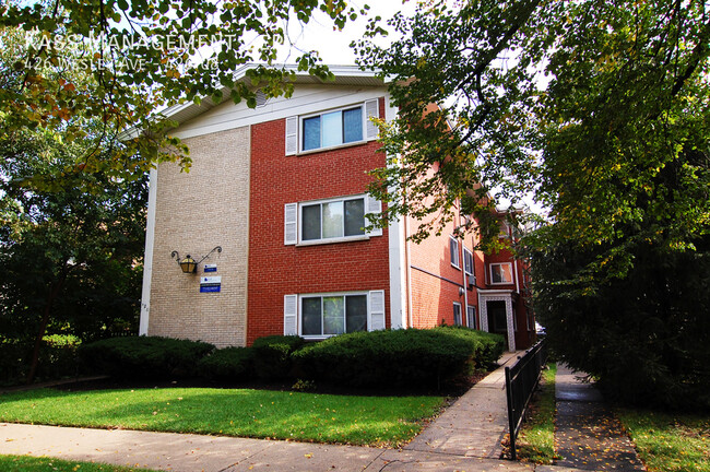 Building Photo - Spacious 1 Bed in Oak Park - New LVP floor...