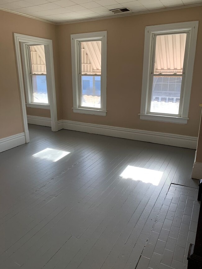 Building Photo - Large 3 Bedroom, 1.5 bath House