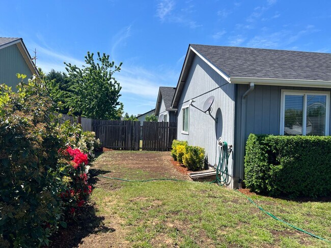 Building Photo - Newly updated 3-bedroom, 2-bathroom duplex with a garage!  $500 OFF YOUR FIRST MONTH'S RENT!