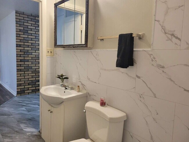 Building Photo - Your Next Home Awaits: 3 Bed 1 Bath Family!