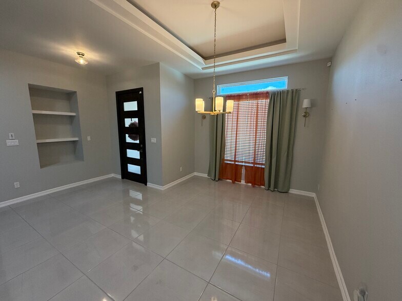 Building Photo - 315 Brooks Cir S