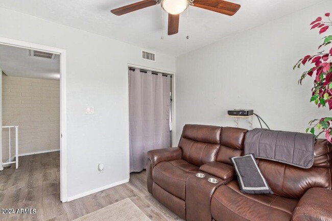 Building Photo - 948 S Alma School Rd