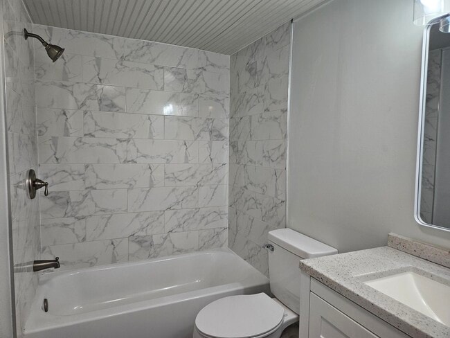 Building Photo - 723 Alamo St