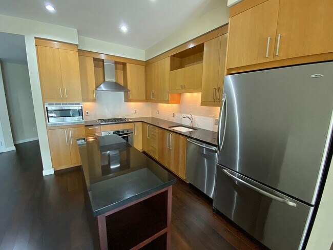 Building Photo - Fantastic 11th Floor Westerly Condo with C...