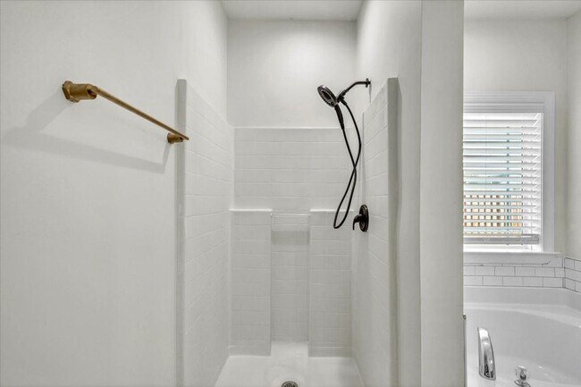 Building Photo - Completely Renovated 4 Bed/2 Bath in White...