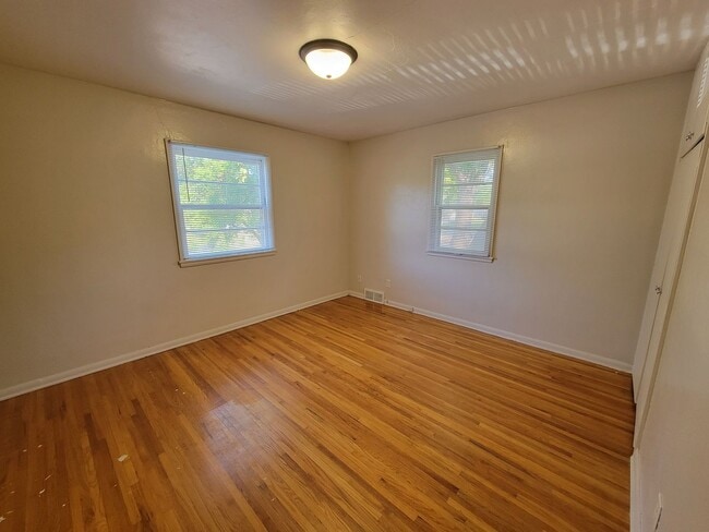 Building Photo - SPACIOUS TWO BEDROOM ONE BATH DUPLEX!! GREAT AMENITIES, LOCATION, AND PRICE!