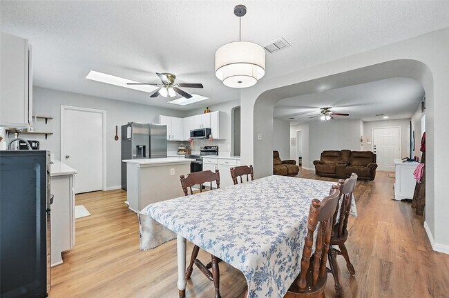 Building Photo - 636 Capricorn St