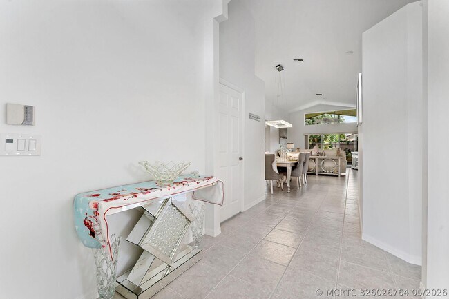 Building Photo - 6887 Viale Elizabeth