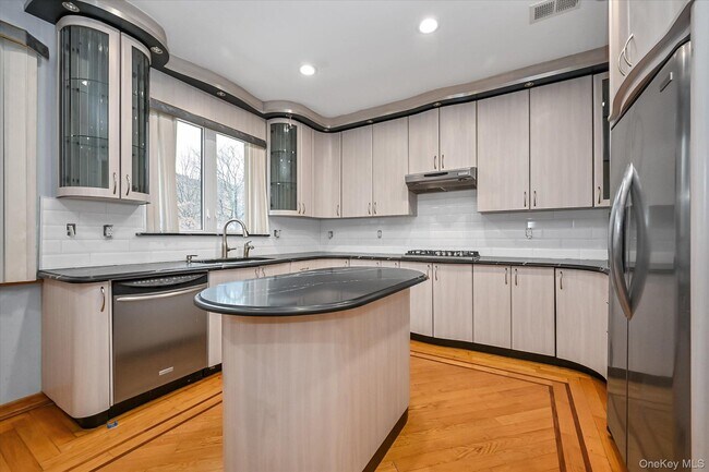 Building Photo - 77-16 Kew Forest Ln