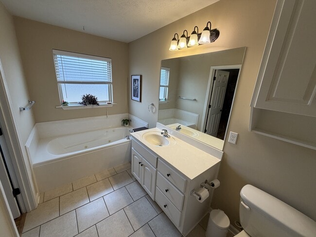 Building Photo - 2418 Canterbury Ln