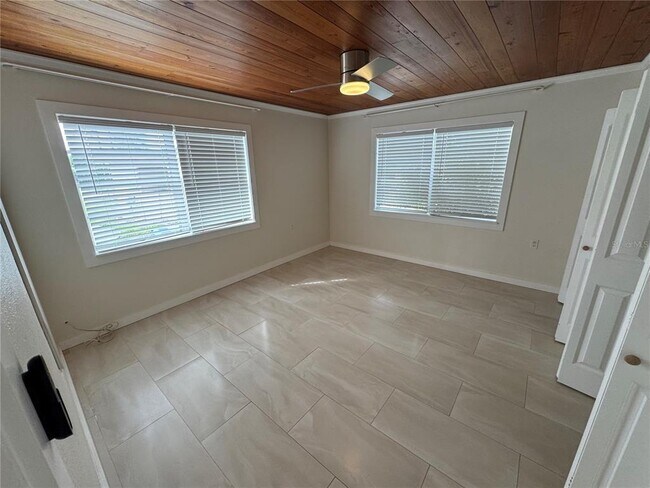 Building Photo - 303 Colonia Ln W