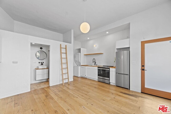 Building Photo - 1341 Lilac Terrace