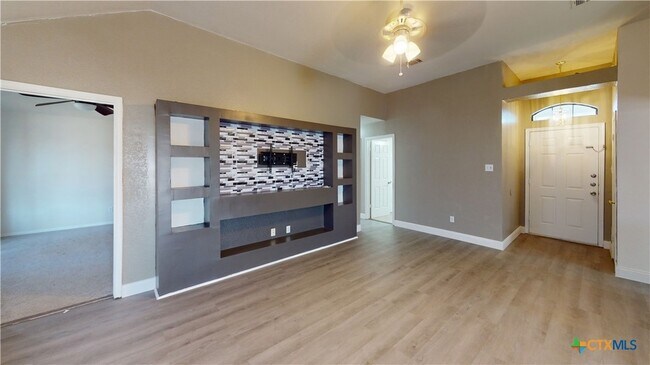 Building Photo - 4205 Bluestem Ln