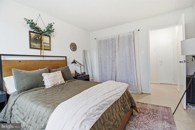 Building Photo - 1210 N Taft St