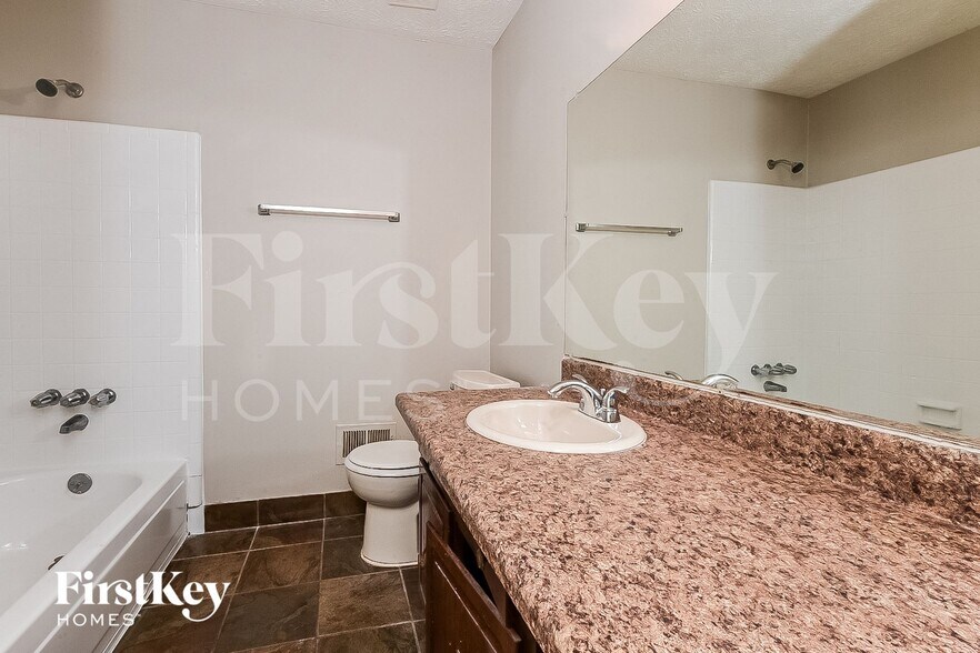 Building Photo - 3327 Creekwood Dr