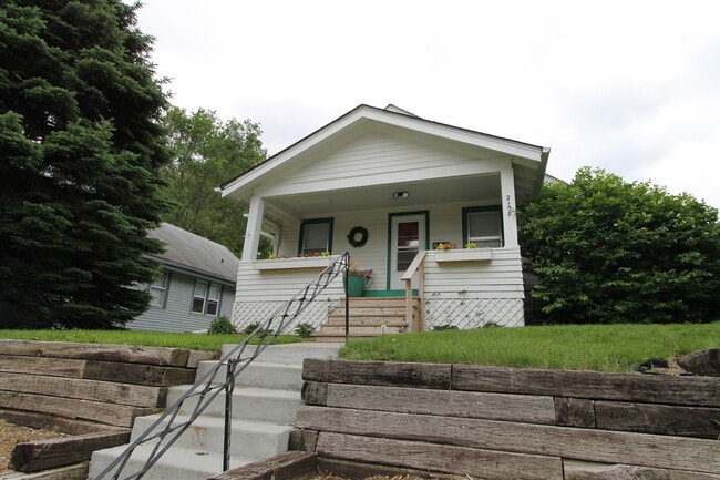 Building Photo - Beautiful 2-bedroom Charmer in Aksarben