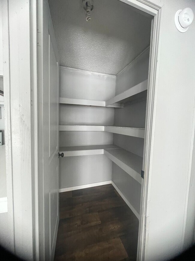 Building Photo - Country living with spacious front and backyard - 3 beds/ 2bath available now