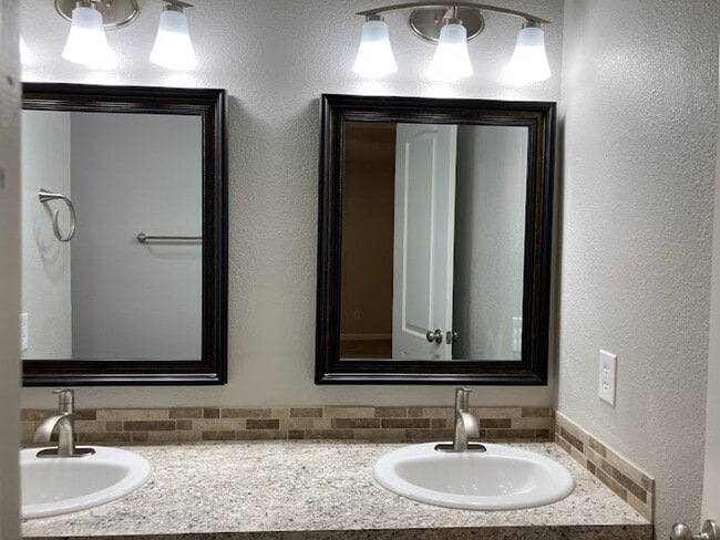 Building Photo - Spacious Executive 4 Bedroom Home