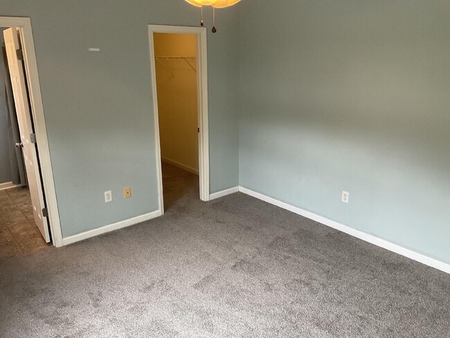 Building Photo - Adorable 2 Bedroom Townhome in Azalea Square