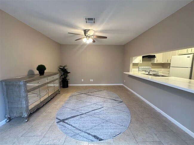 Building Photo - 10627 Sandpiper Dr