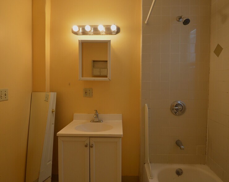 Building Photo - 10 Bucknam St