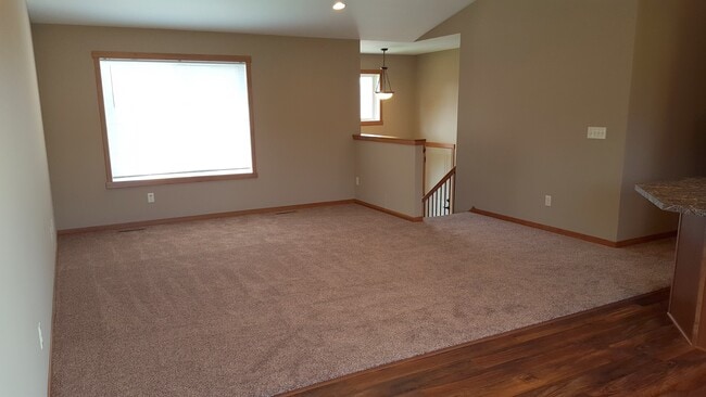 Building Photo - 3984 Stone Point Dr NE