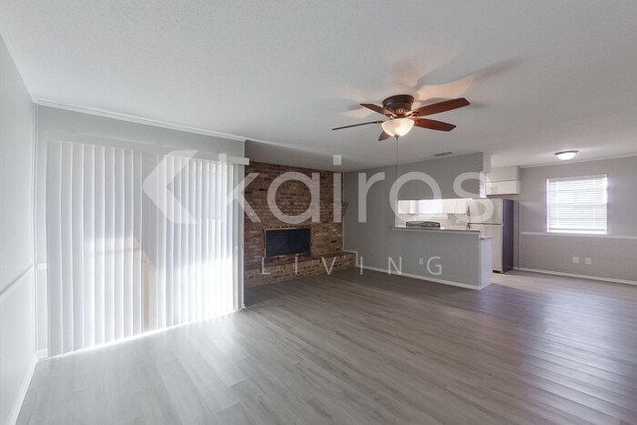 Building Photo - 350 E Davis Cir