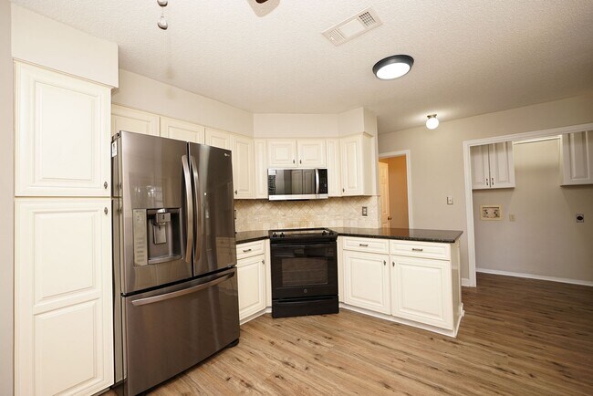 Building Photo - Great Fort Walton Beach Location