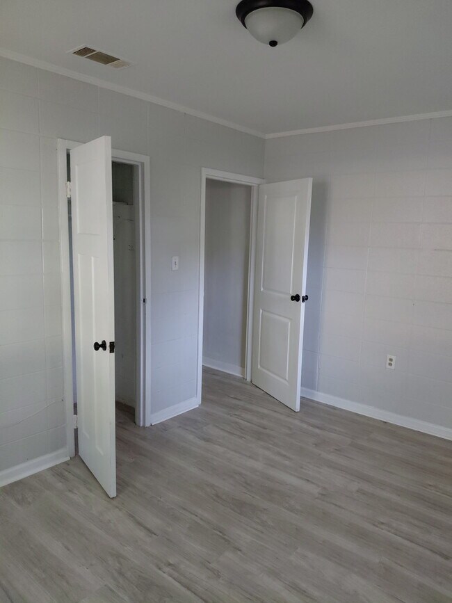 Building Photo - 821 7th Ave