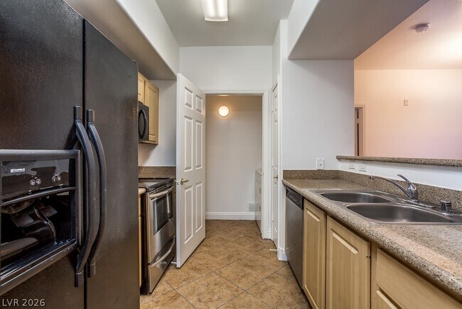 Building Photo - 8000 W Badura Ave